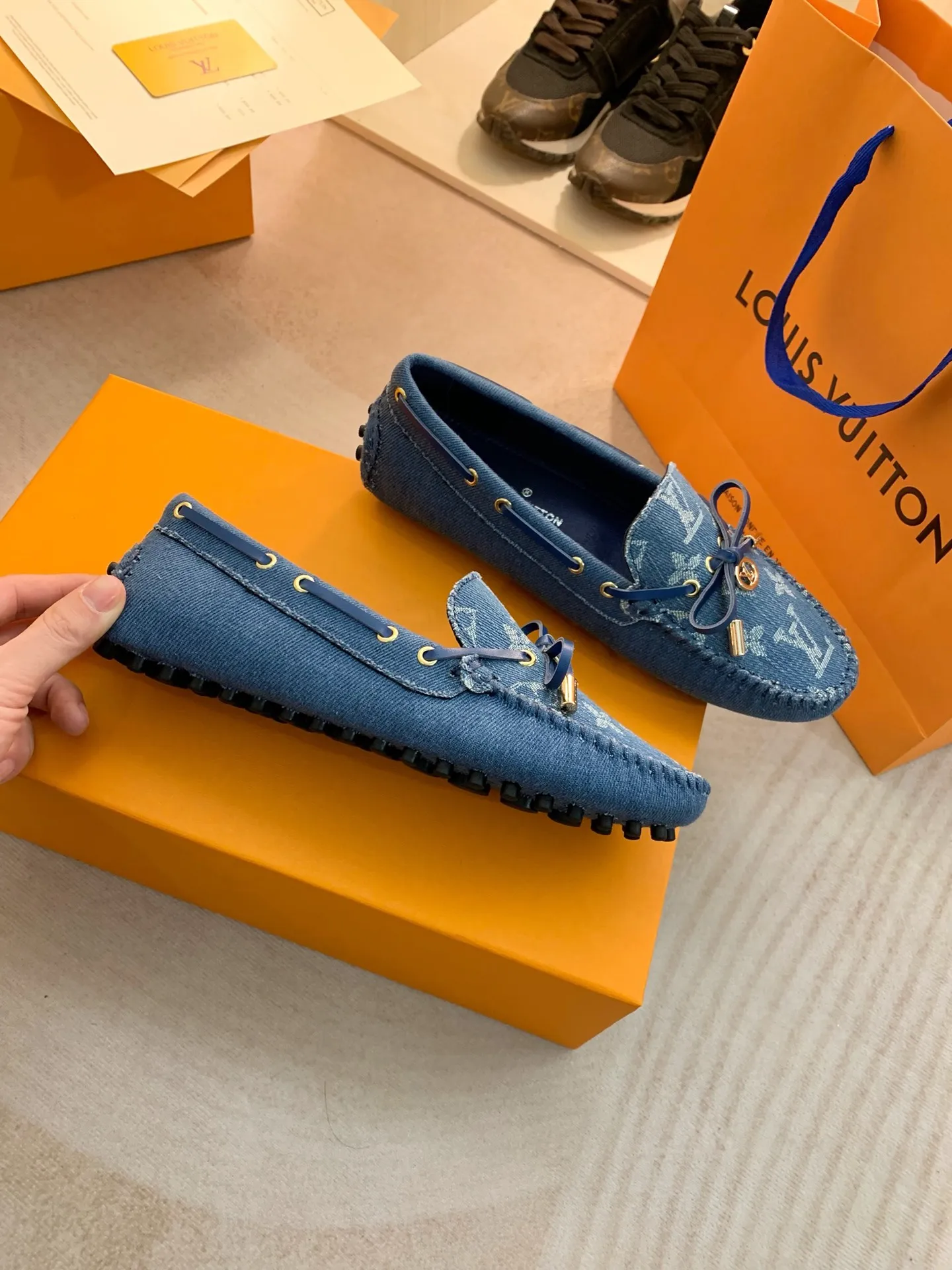 p460💰Couple model❤️🇫🇷 𝙇𝙤𝙪𝙞𝙨 𝙑𝙪𝙞𝙩𝙩𝙤𝙣 🇫🇷Louis Vuitton 2023 Classic𝓛𝓿 𝓣𝓻𝓪𝓲𝓷𝓮𝓻 Sports Series ➪➪➪¯ [Arizona Doudou Shoes Series] ▪️▪️▪️Arizona slip-on shoes are made of Monogram Eclipse canvas. Its hand-painted and dyed edges and hand-sewn uppers fully demonstrate Louis Vuitton's traditional shoemaking craftsmanship. This slip-on shoe is very lightweight. The integrated tongue and upper make it particularly comfortable and flexible. The soft outsole is equipped with rubber padding. Decorated with matching sash. Detailed features: ☑️Monogram Eclipse canvas ☑️Black Eclipse pattern ☑️Hand-painted shoe edges ☑️Hand-sewn uppers (each pair takes time to process) ☑️Integrated tongue and upper construction ☑️Outsole equipped with rubber lining ☑️size: 35_46